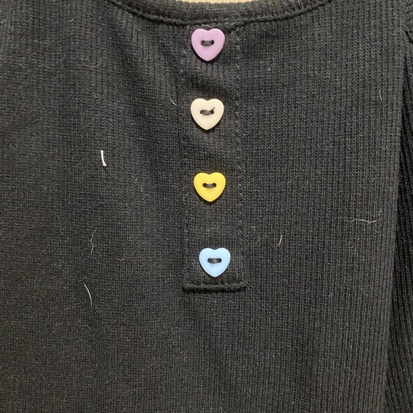 💖SHEIN Black Crop Tank Top with Heart Buttons - Picture 2 of 4